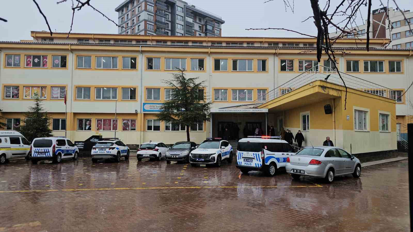 Adana'da Ortaokulda Şok Eden Bıçaklı Saldırı: Öğrenci Yaralandı