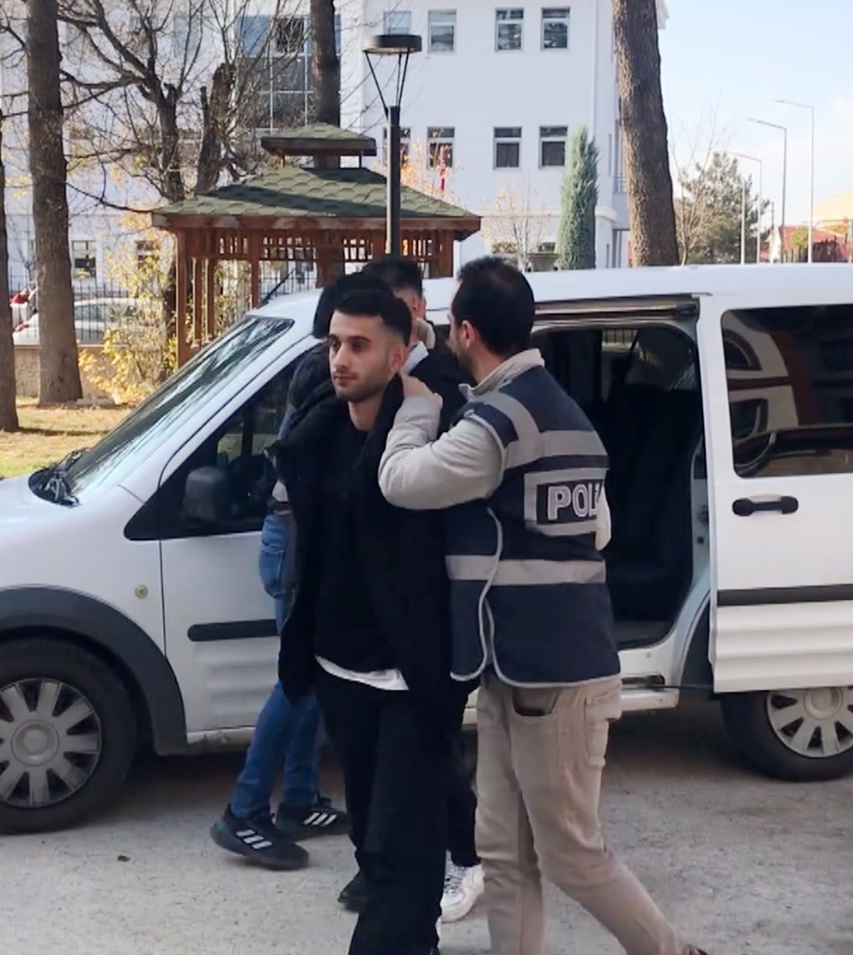 Afyonkarahisar'da Okul Tehdidi: İki Şüpheli Tutuklandı