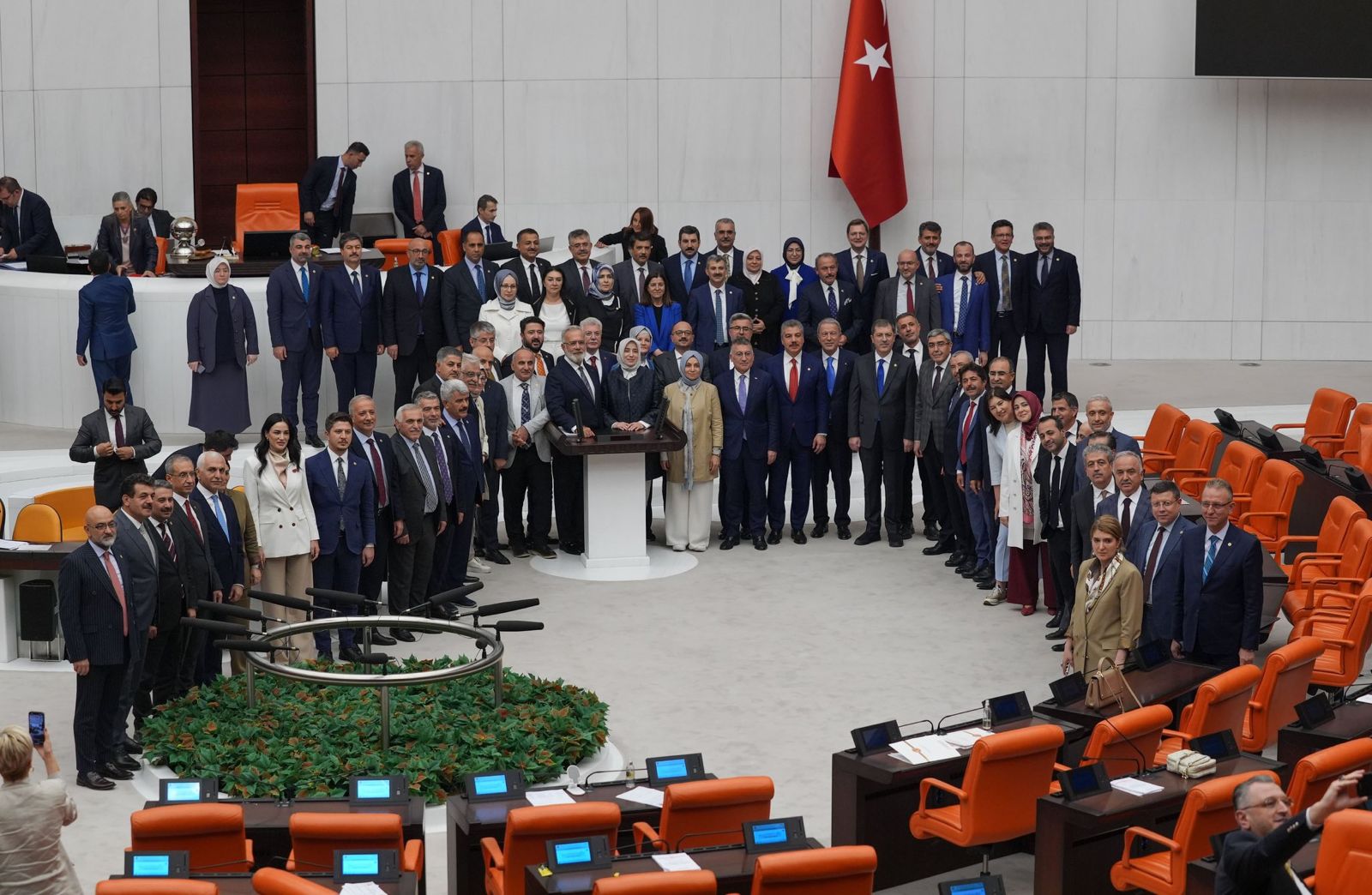 AKP'den Muhalefete 'Çerçeve Yasa' Bilgilendirmesi: Meclis'te Yoğun Mesai