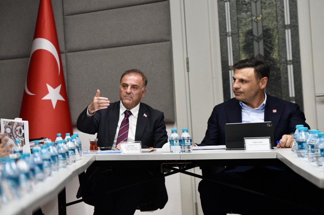 AKP'li Başkan Şortla Toplantıya Katıldı: Fotoğraflar Apar Topar Silindi