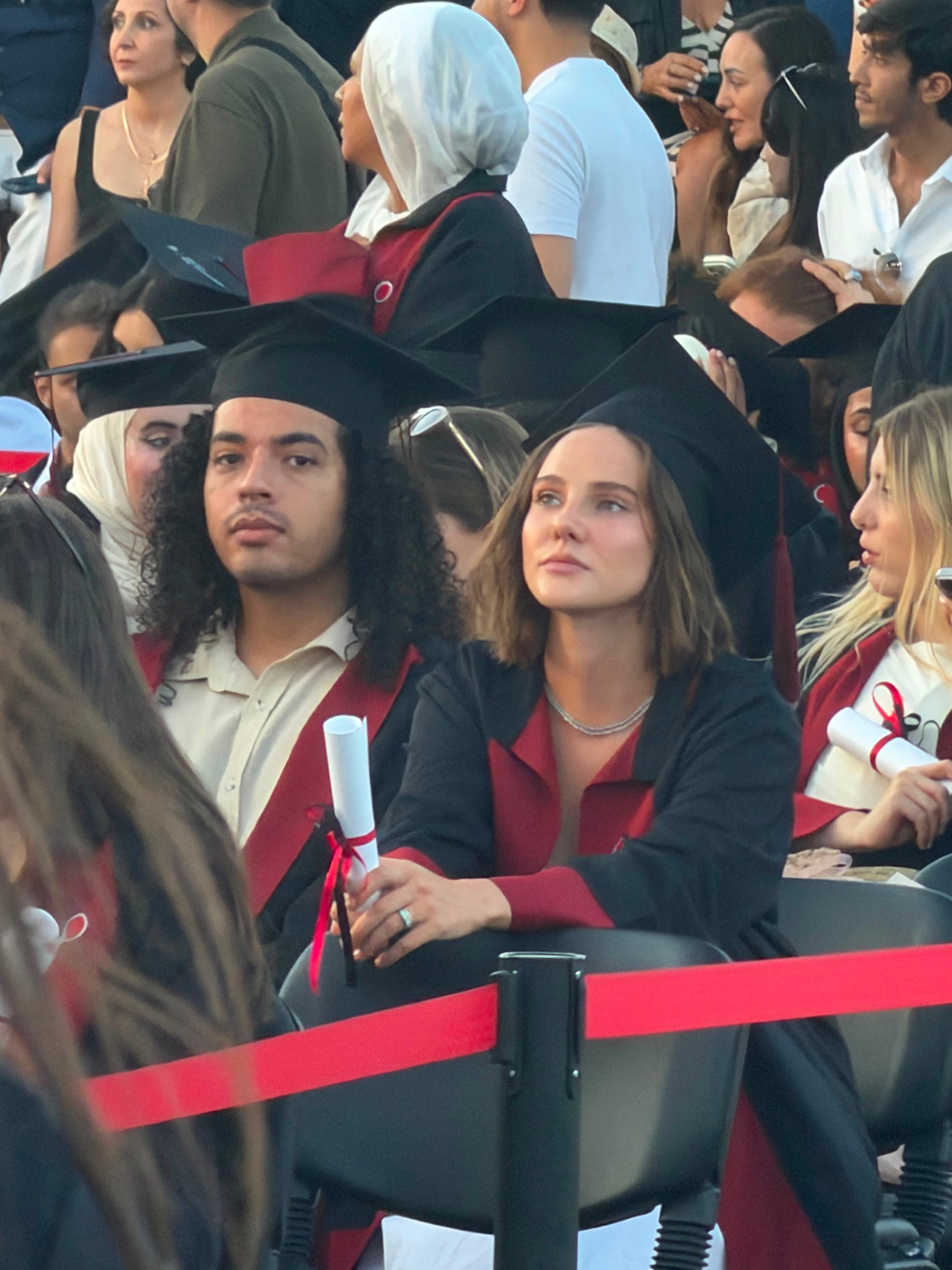 Alina Boz Mezun Oldu: Diplomasını Alırken Eşi Yalnız Bırakmadı