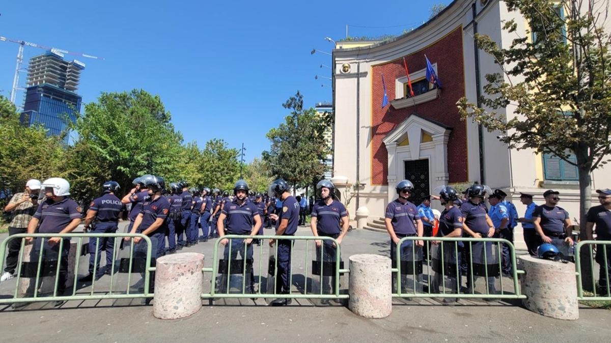 Arnavutluk'ta Öğrenci Protestoları Meclisi Karıştırdı: Vekiller Kavgaya Tutuştu