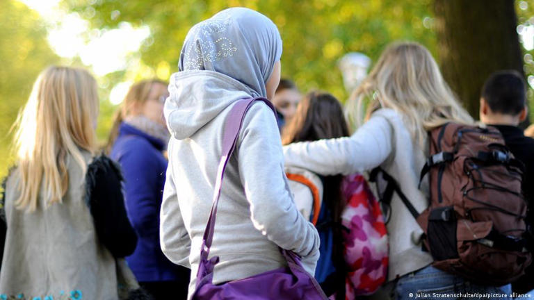 Avusturya'da Küçük Kız Çocuklarının Başörtüsü Yasası Yürürlükte