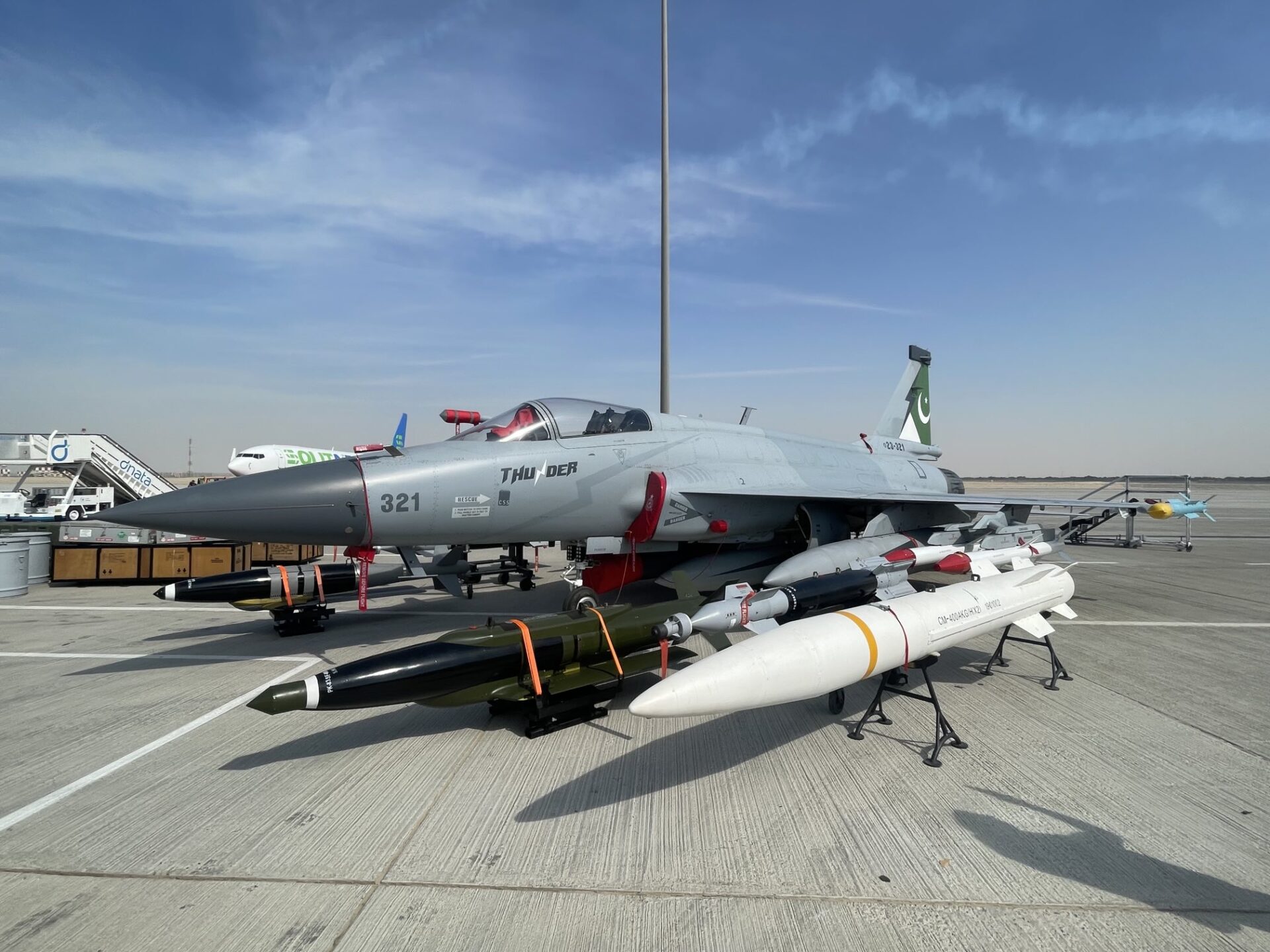 Bangladeş'ten JF-17 Savaş Uçağına Yoğun İlgi: Simülatör Teslim Edildi