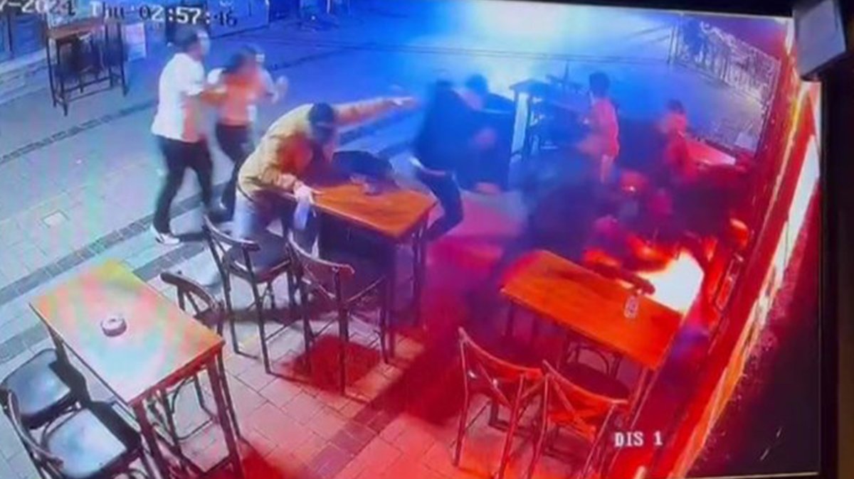 Beyoğlu'nda Markete Motosikletli Silahlı Saldırı: Anlar Kamerada