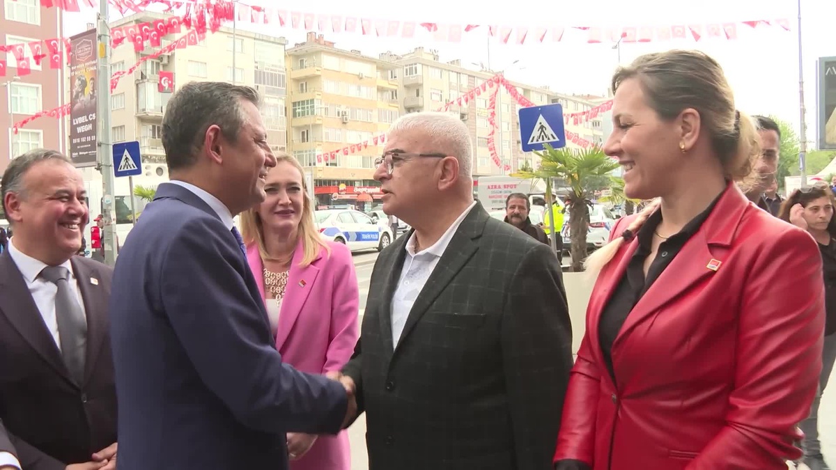 CHP'den AKP'ye Yeni Geçişler: Üsküdar ve Ataşehir'de Siyasi Hareketlilik