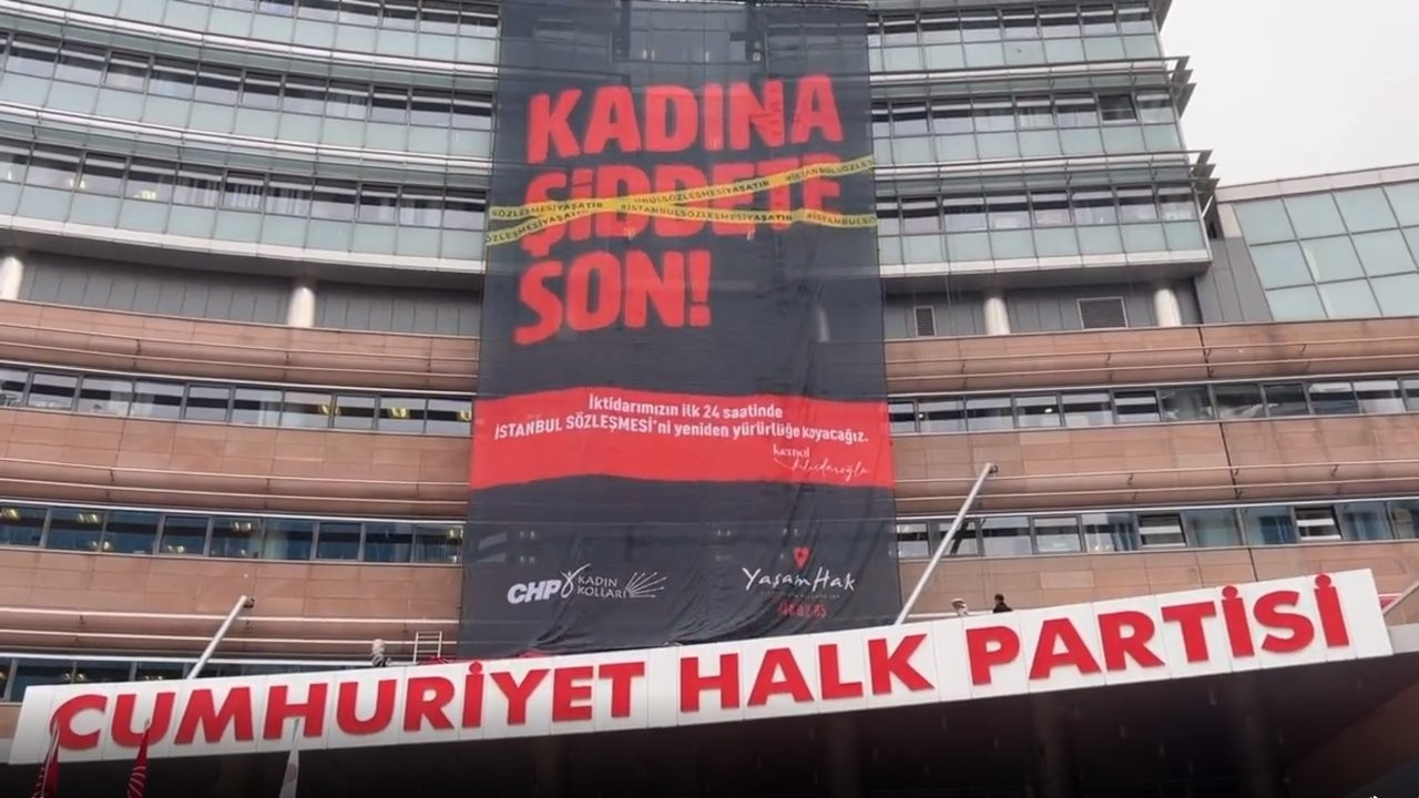 CHP Genel Merkezi'nde Anlamlı Pankart: 'Siyaset Zenginleşme Aracı Değildir'