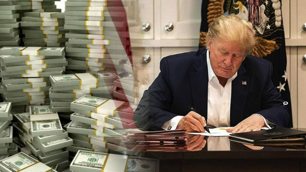 Donald Trump'ın Yardımcılarına Yaptığı 45 Bin Dolarlık Nakit Hediyeler Tartışma Yarattı