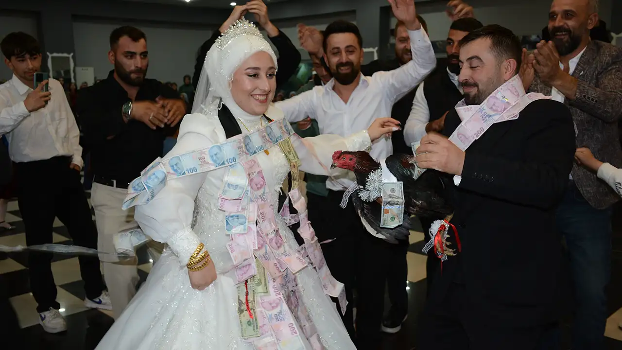 Düğünde Altın Yerine 100 Civciv Takıldı: Bu Hediye Gündem Oldu