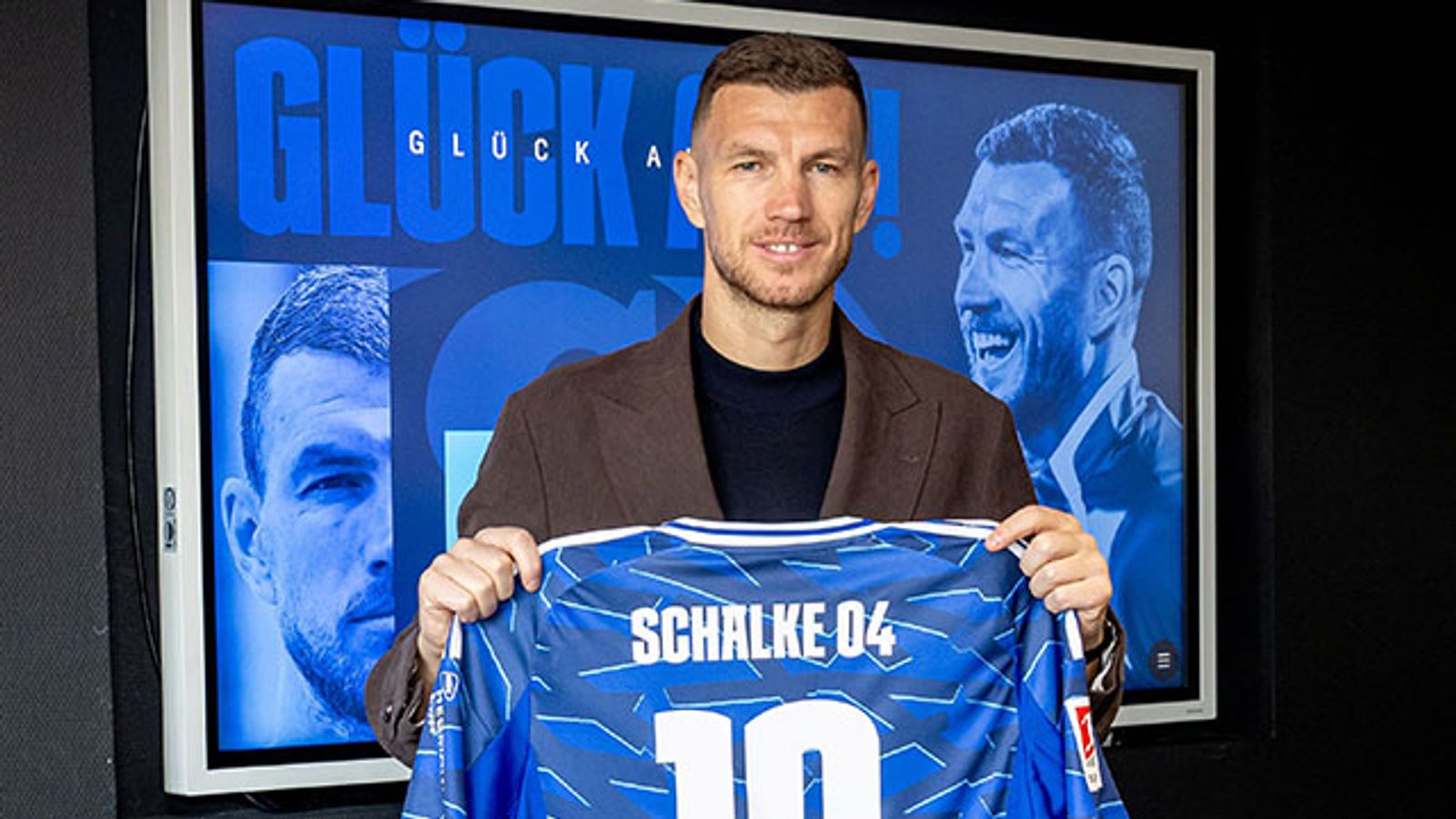 Edin Dzeko, Schalke 04 ile Sözleşme Uzattı: 40 Yaşında Bundesliga'da
