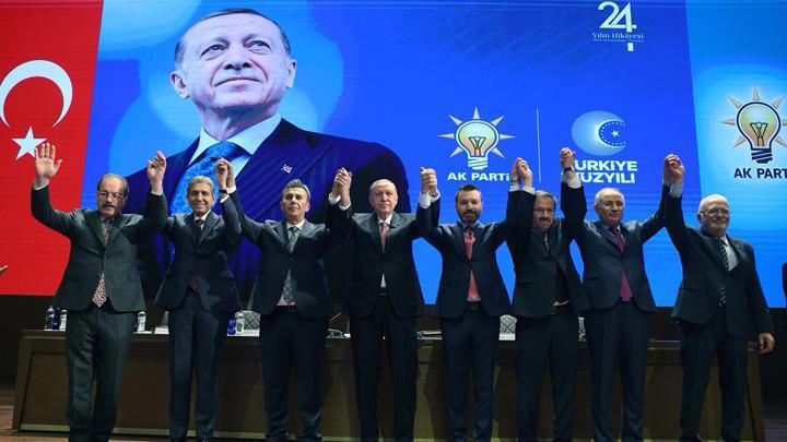 Erdoğan, AK Parti'ye Katılan Belediye Başkanlarına Rozet Takti