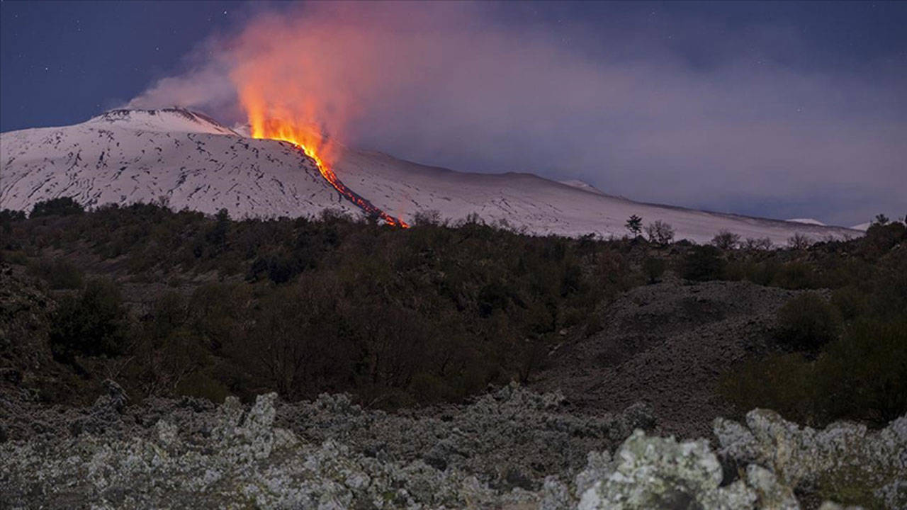 Etna Yanardağı Kül Püskürttü: Katanya'da Uçuşlar Askıya Alındı