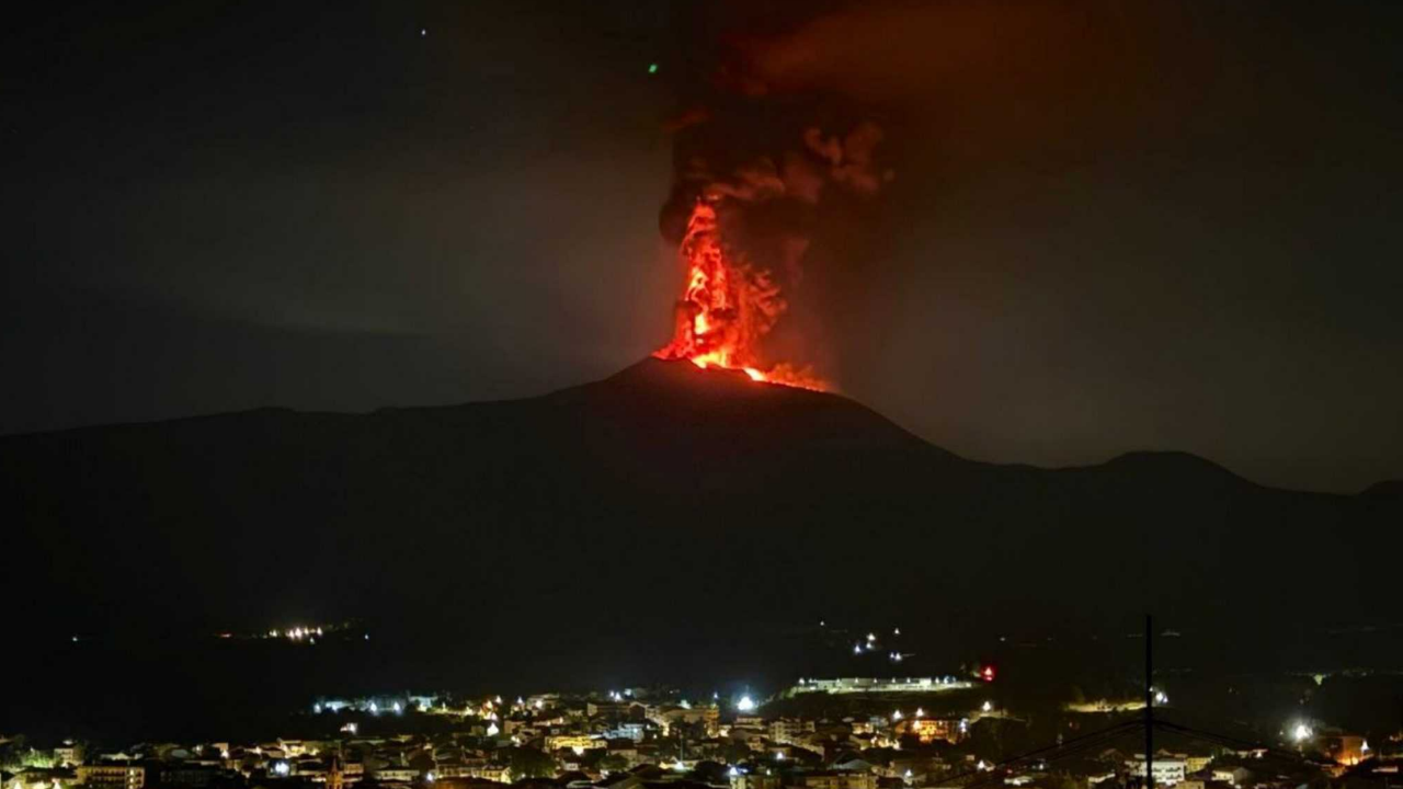 Etna Yanardağı Yeni Bir Evreye Girdi: Uçuşlar Aksadı, Lav Akışı Başladı