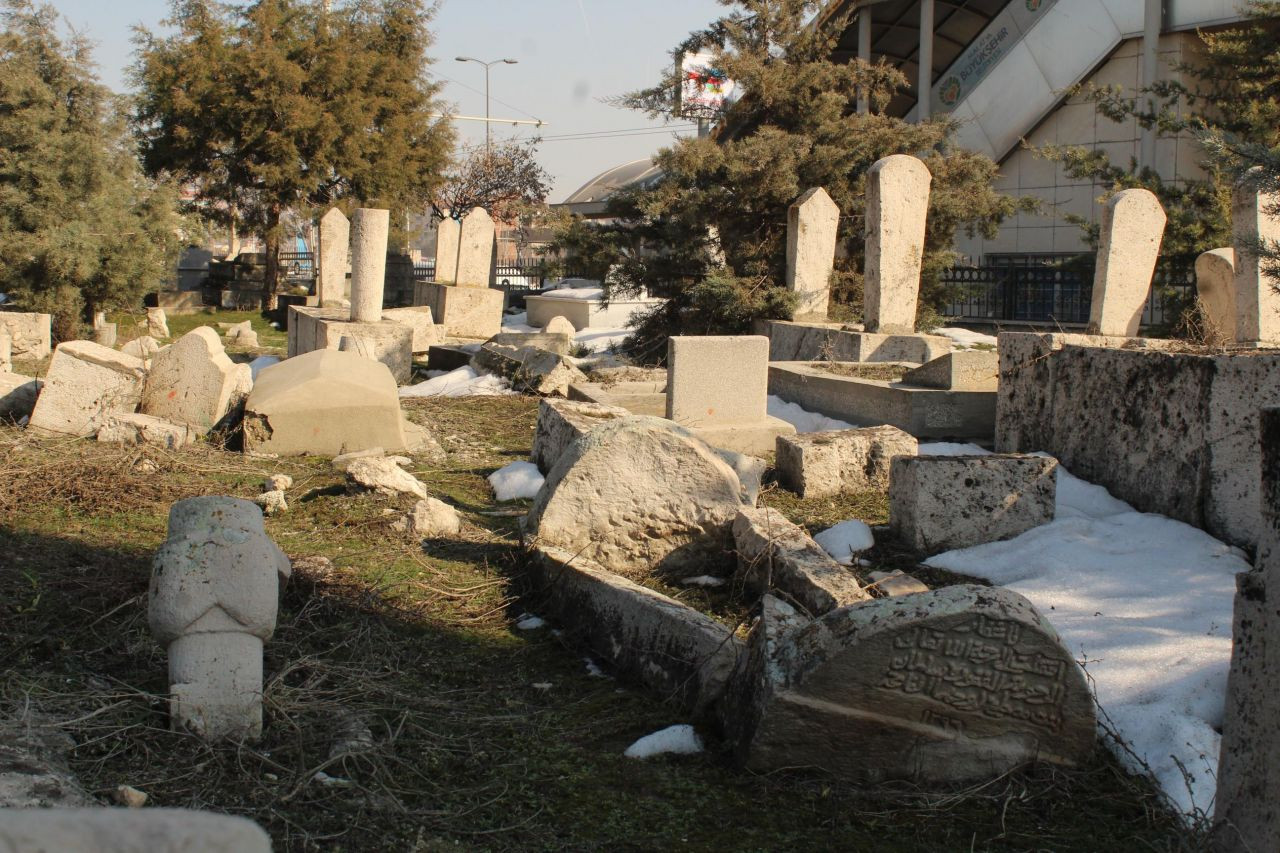 Fatih'te Tarihi Hazireye Alçak Saldırı: 7 Mezar Taşı Kırıldı