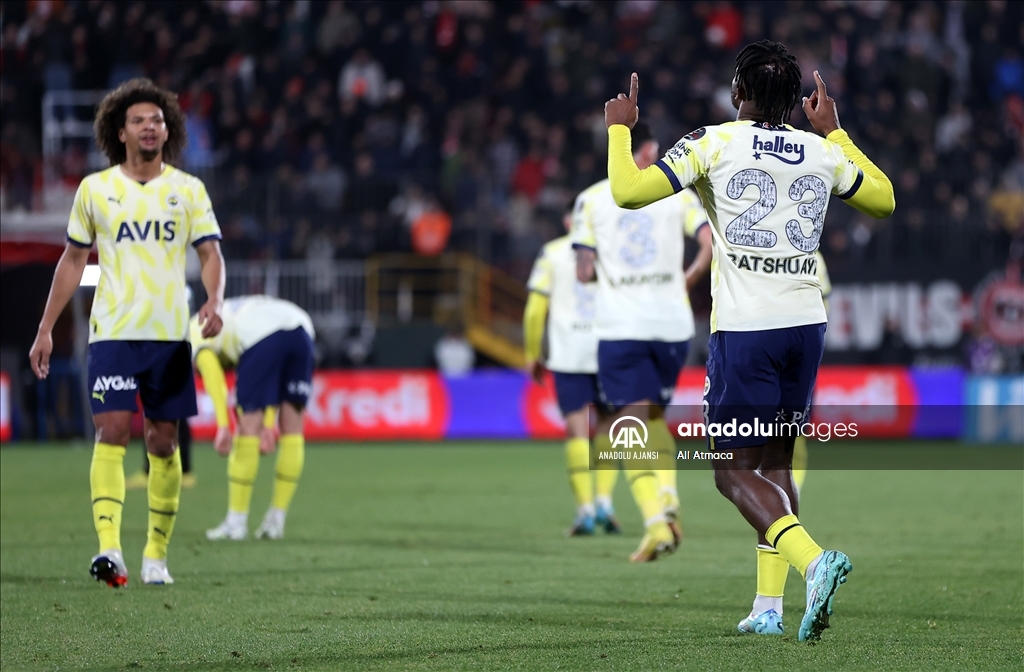 Fenerbahçe, Alanyaspor'u 3-0 Mağlup Ederek Zirve Takibini Sürdürdü