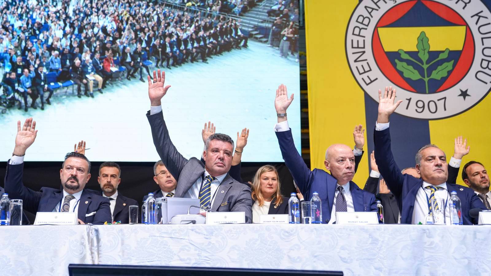 Fenerbahçe'de Eski Başkan Sadettin Saran ve Yönetimi İbra Edildi