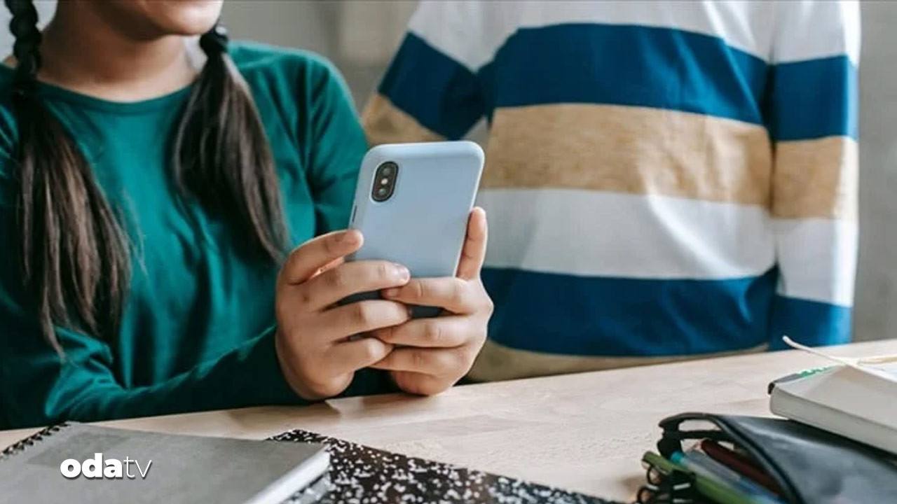 Fransa Liselerinde Cep Telefonu Yasaklandı: Yeni Eğitim Dönemi Başlıyor