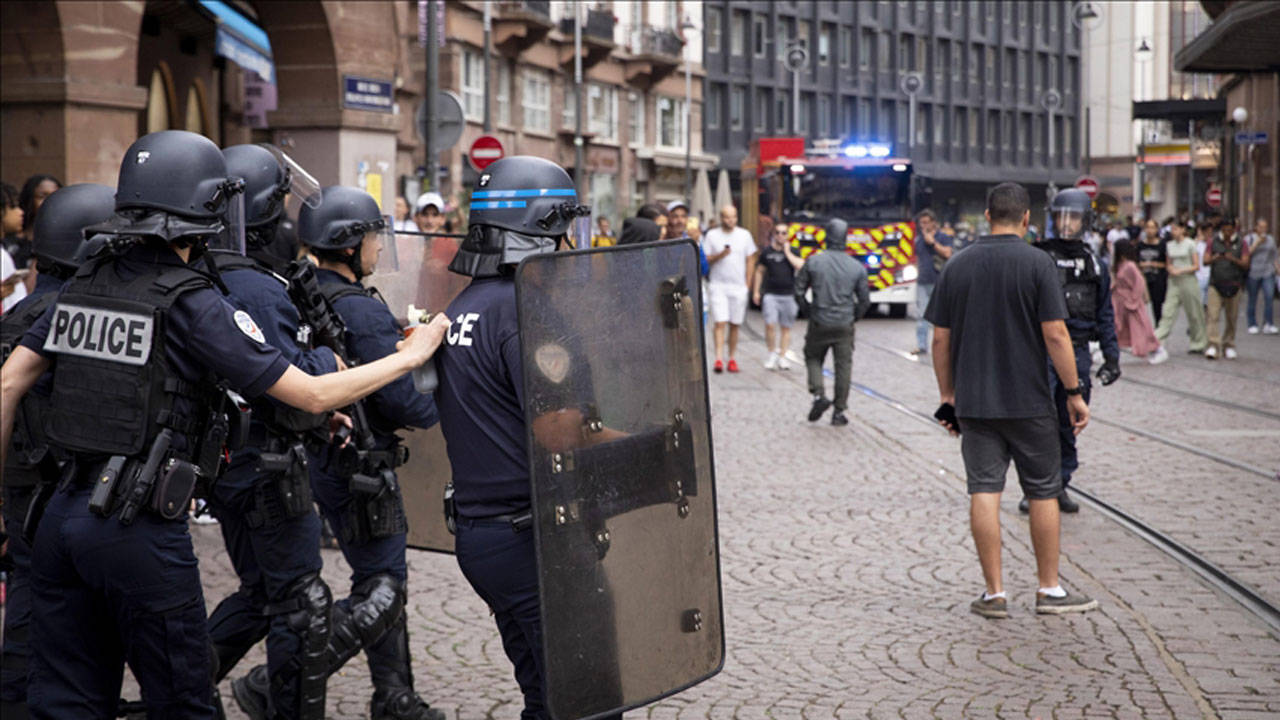 Fransa Liseli İsyanı Büyüyor: Eğitimde Aksaklık ve Polis Müdahalesi