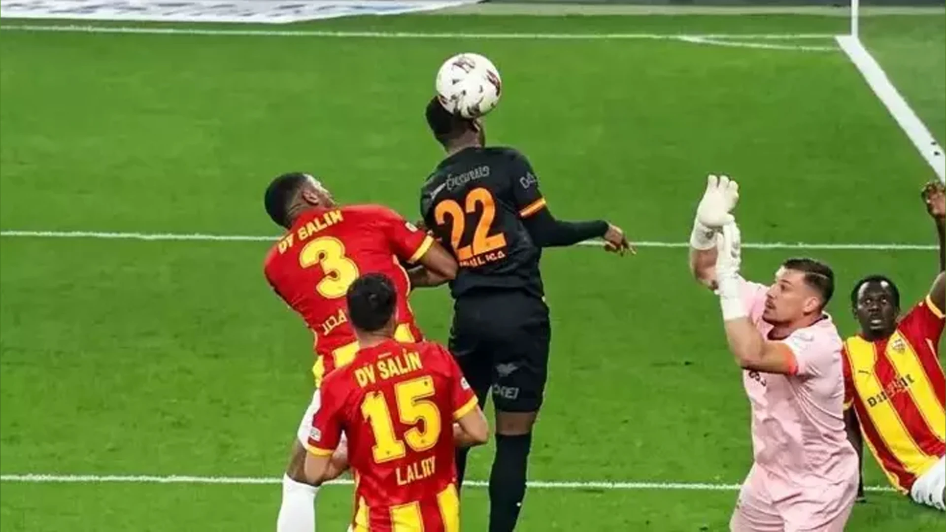 Galatasaray-Göztepe Penaltı Tartışması: Trio'dan Çelişkili Yorumlar