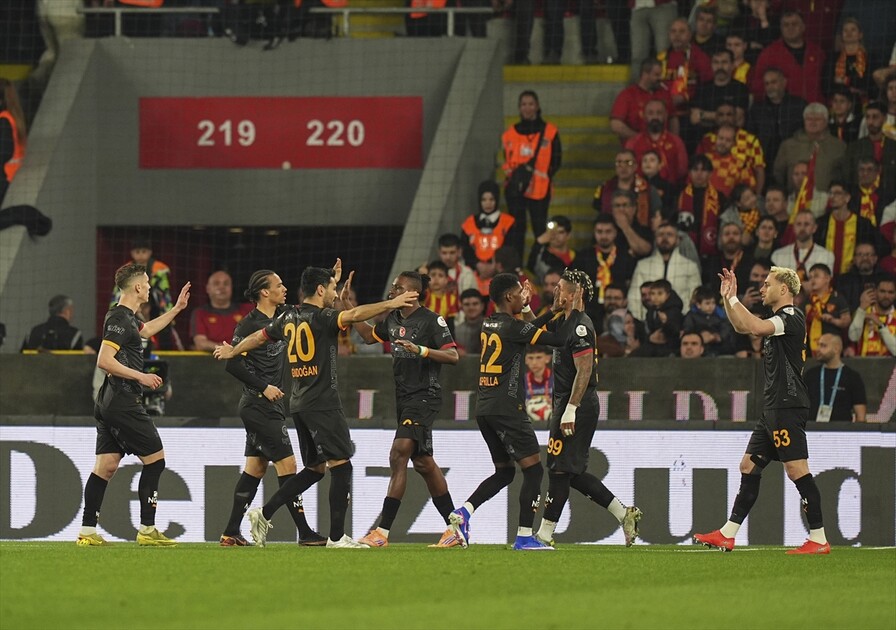 Galatasaray Göztepe'yi 5 Gollü Maçta 3-2 Mağlup Etti: Yıldızlar Sahne Aldı