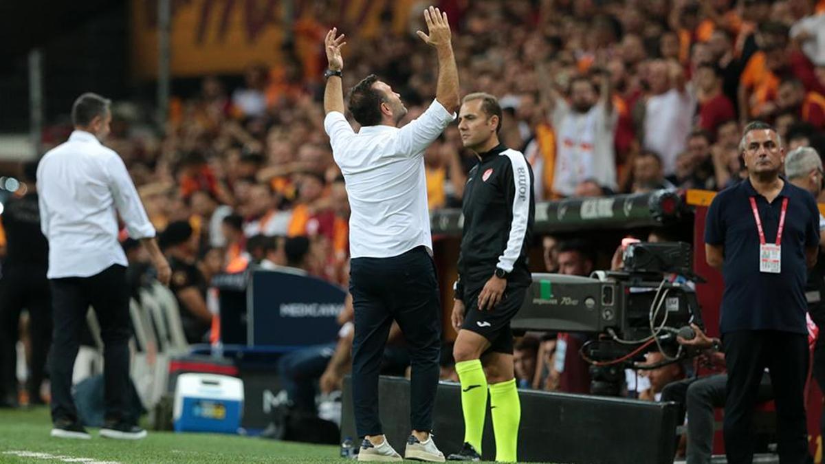 Galatasaray Hazırlık Maçında Okan Buruk'a Sarı Kart!