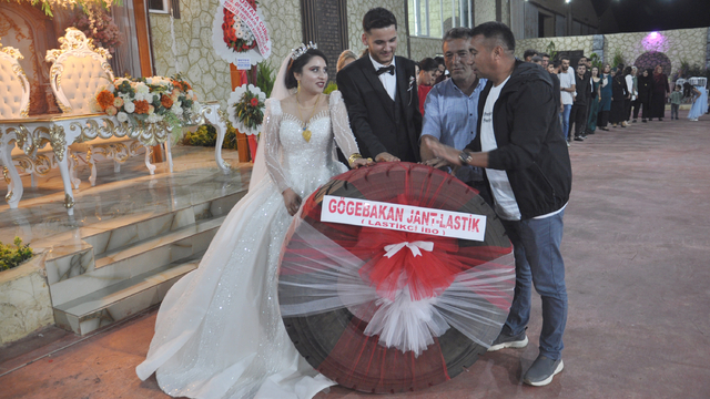 Gaziantep Düğününde Damada Altın Yerine Araç Lastiği Takıldı