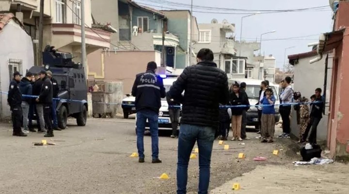 Gaziantep'te Mezarlıkta Husumetli Aileler Arasında Silahlı Çatışma: 2 Yaralı