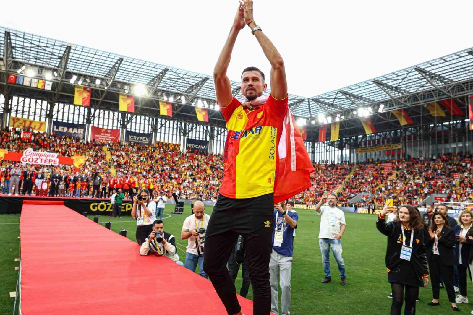 Göztepe Kalecisi Gugeshashvili'den Taraftara Şok Sözler: "Bir Gün Karşılaşacağız"