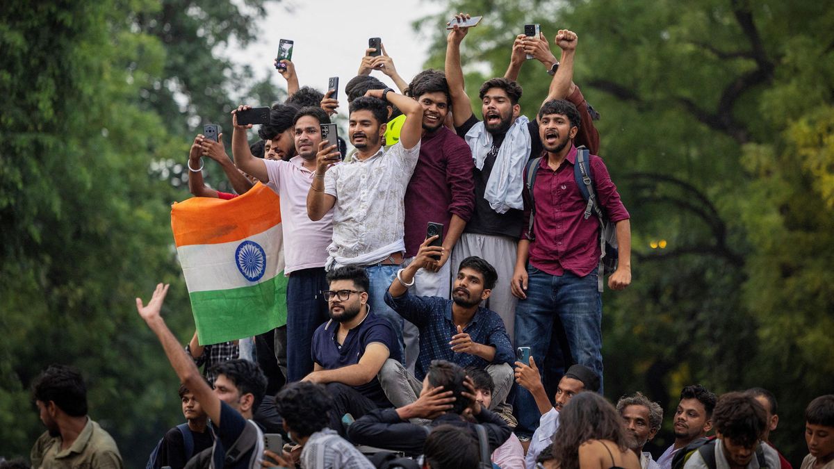 Hindistan Eğitim Bakanı Pradhan İstifa Etti, 'Hamamböceği' Protestosu Sona Erdi