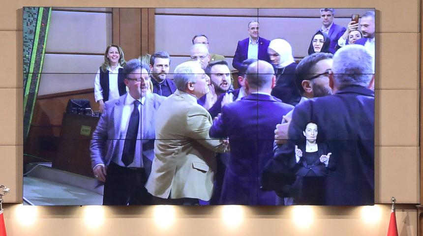 İBB Meclisi'nde Büyük Gerginlik: 'Senin Kocan Nerede?' Sorusu Tansiyonu Yükseltti