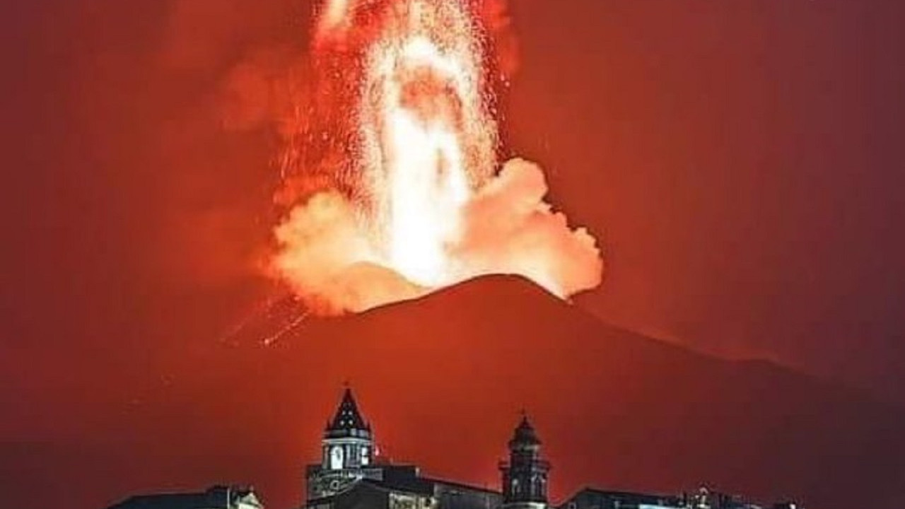 İtalya'daki Etna Yanardağı Patlaması Uçuşları Felç Etti
