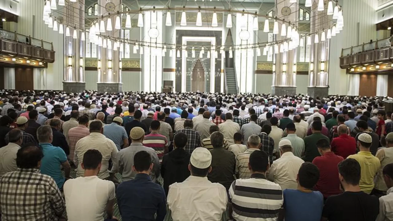 İzmir Cuma Namazı Saati 17 Temmuz 2026: Diyanet Duyurdu