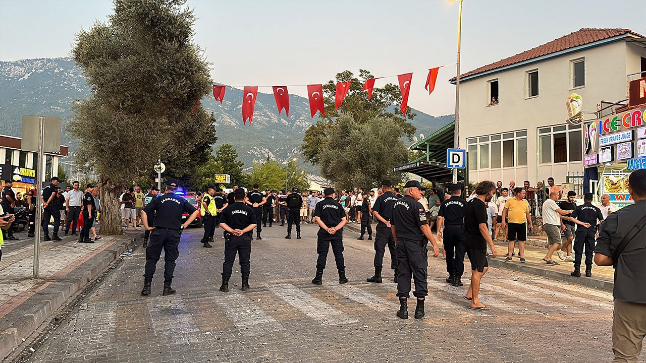 İzmir Karşıyaka'da Silahlı Kavga: Sokak Savaş Alanına Döndü