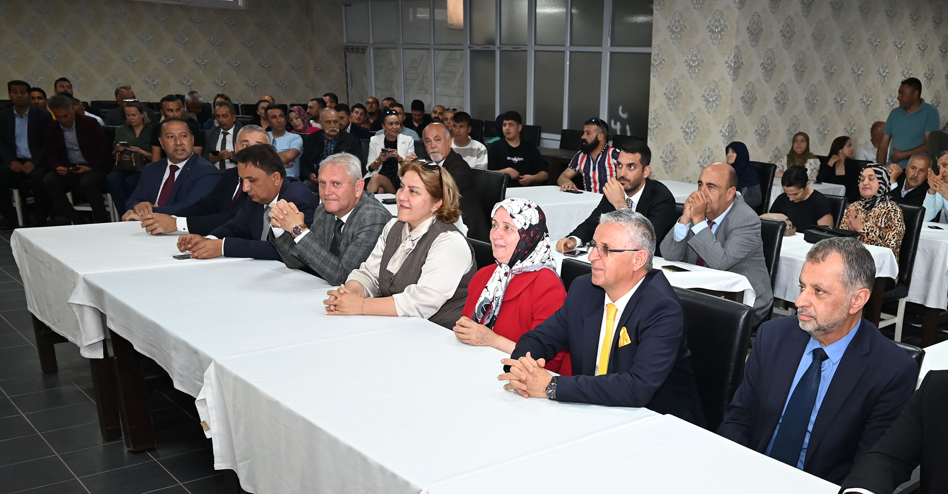 Kemer Belediye Başkanı Topaloğlu ve 8 Meclis Üyesi CHP'den İstifa Etti