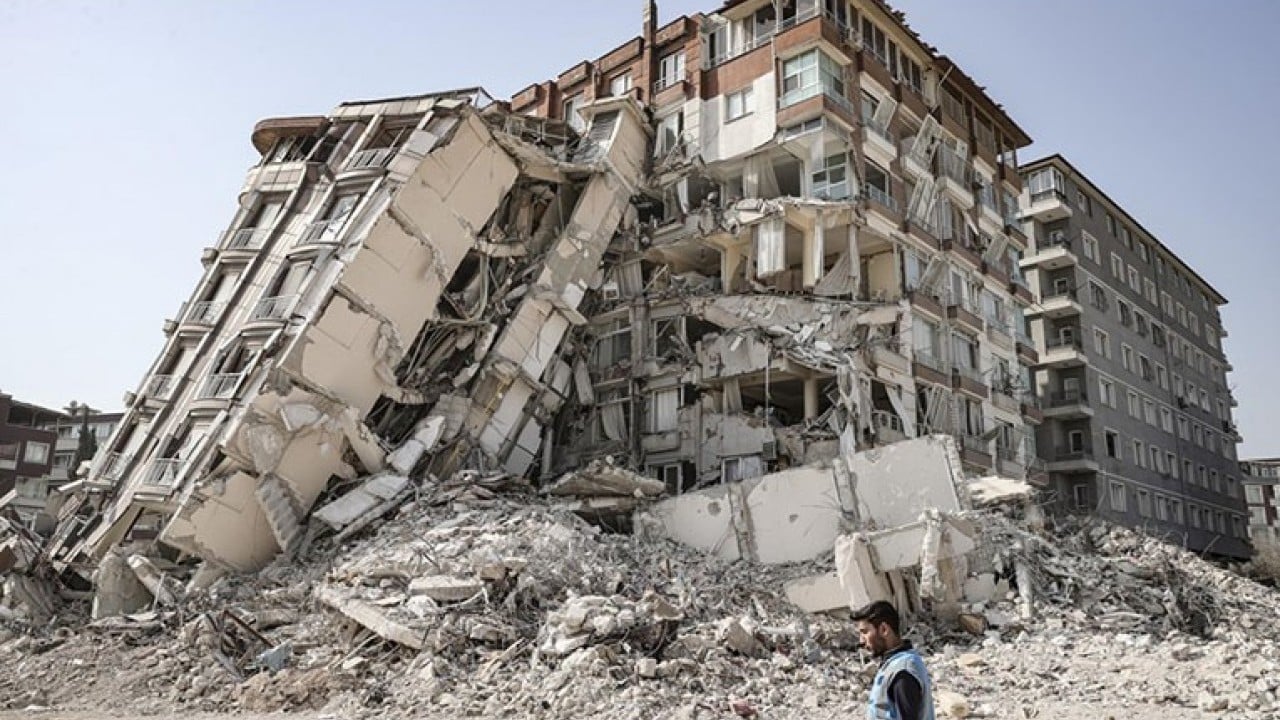 Kolombiya'da 7.1 Büyüklüğünde Deprem: En Az 20 Can Kaybı ve Büyük Hasar