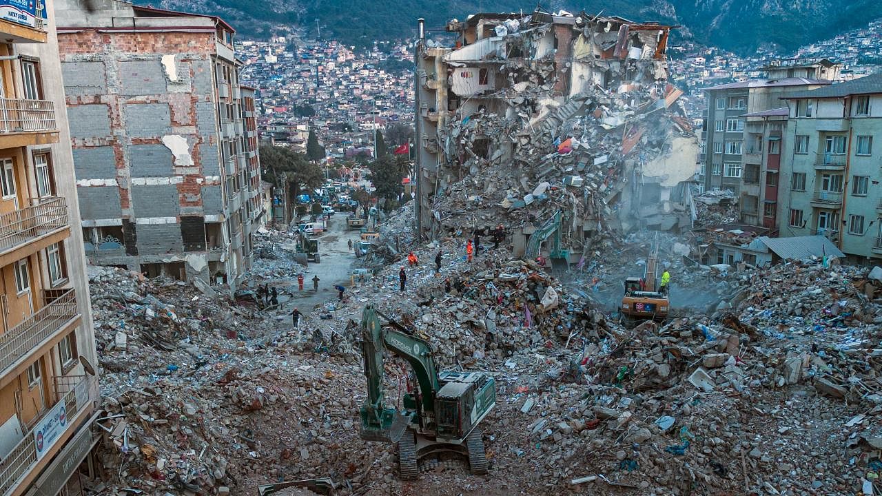 Kolombiya'yı Sarsan Büyük Deprem: 7.4 Büyüklüğünde Şok