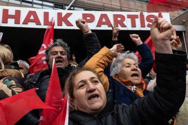 Kosova'da Taçi Kararına Protesto: AB Misyonu Önünde Gerilim