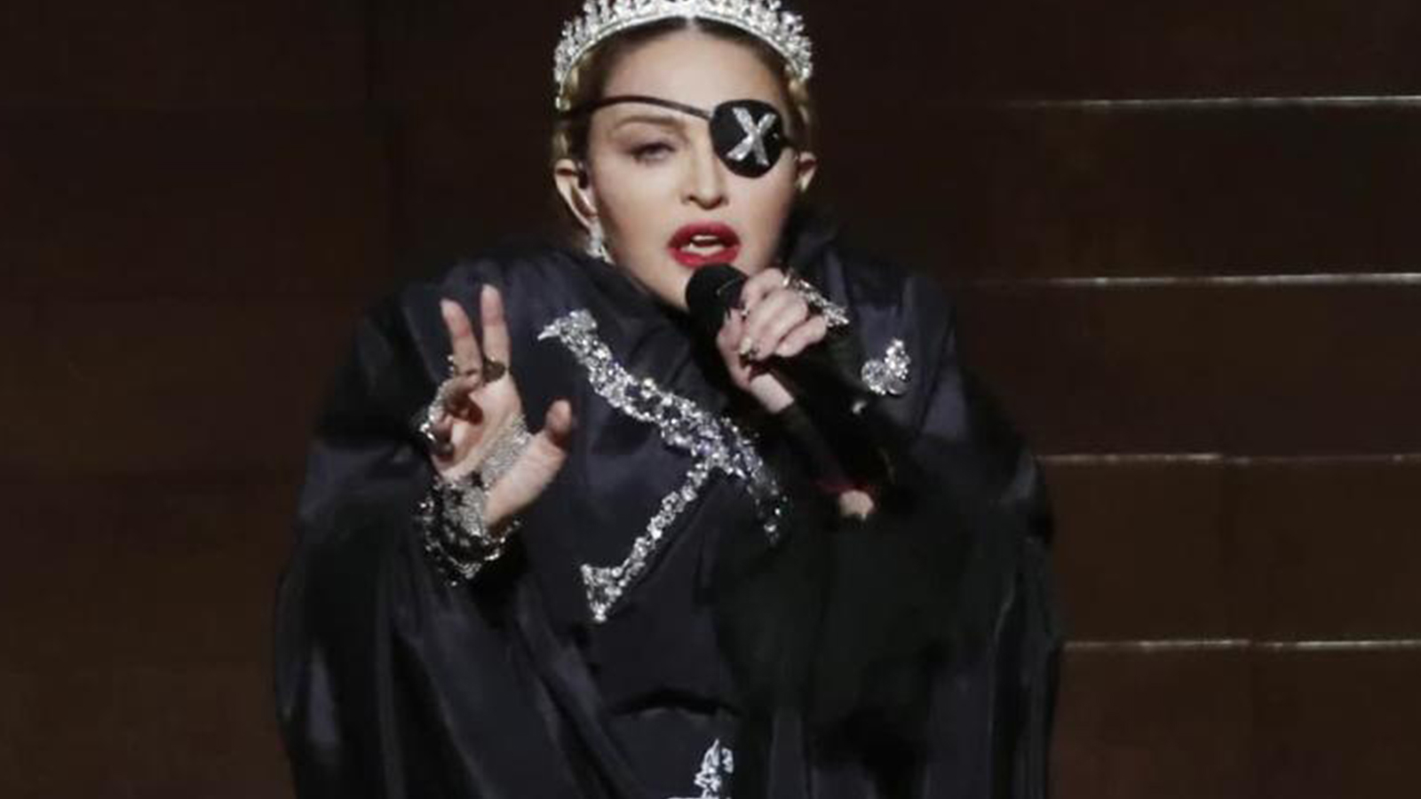 Madonna 68. Yaş Gününü Yunanistan'da Sirtakiyle Kutladı