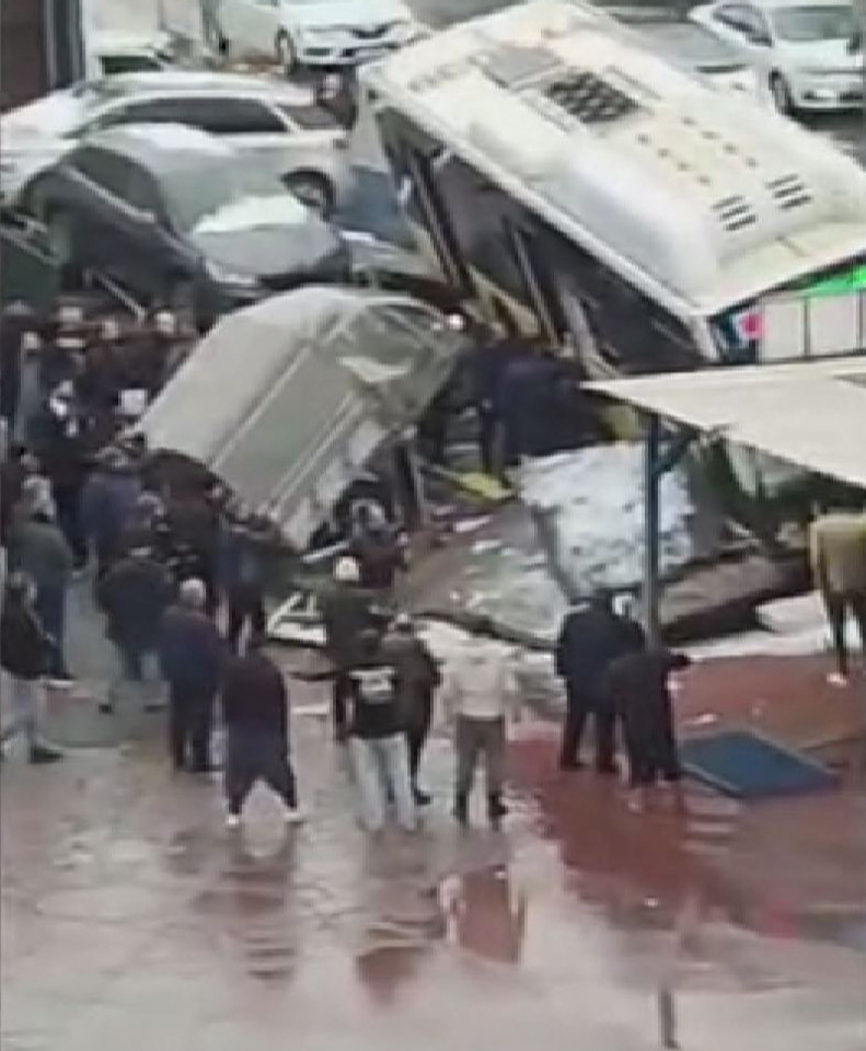Malatya'da Otomobil Otoparka Uçtu: Ortalık Savaş Alanına Döndü