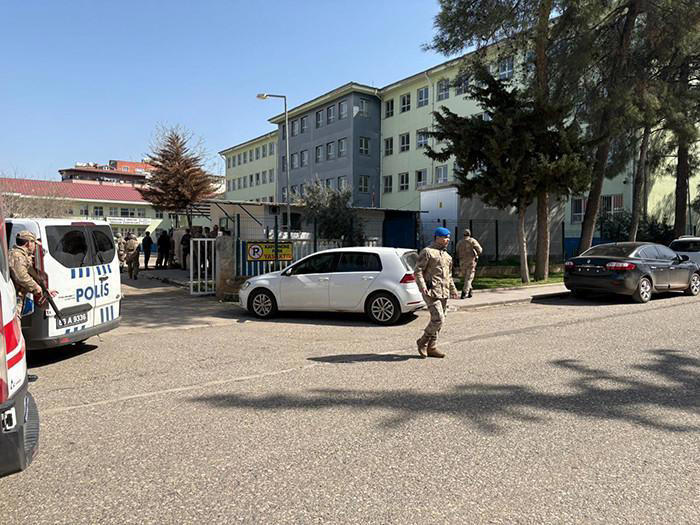 Manisa Turgutlu'da Lise Önünde Silahlı Saldırı: 3 Öğrencinin Durumu Kritik