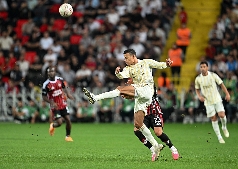 Mason Greenwood Kırmızı Kart Gördü, Fenerbahçe 11 Kişi Devam Etti