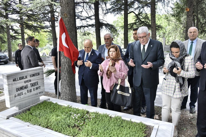 Müsavat Dervişoğlu, Celal Bayar'ın Anıt Mezarını Ziyaret Etti