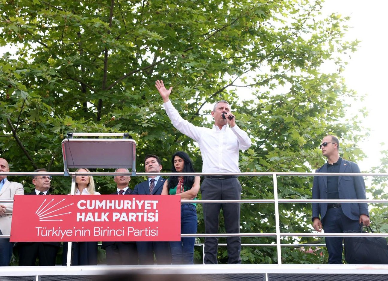 Özgür Özel'den 'Figüran' Çıkışı: 'Halk, Siyaset İçin Dekor Değildir'