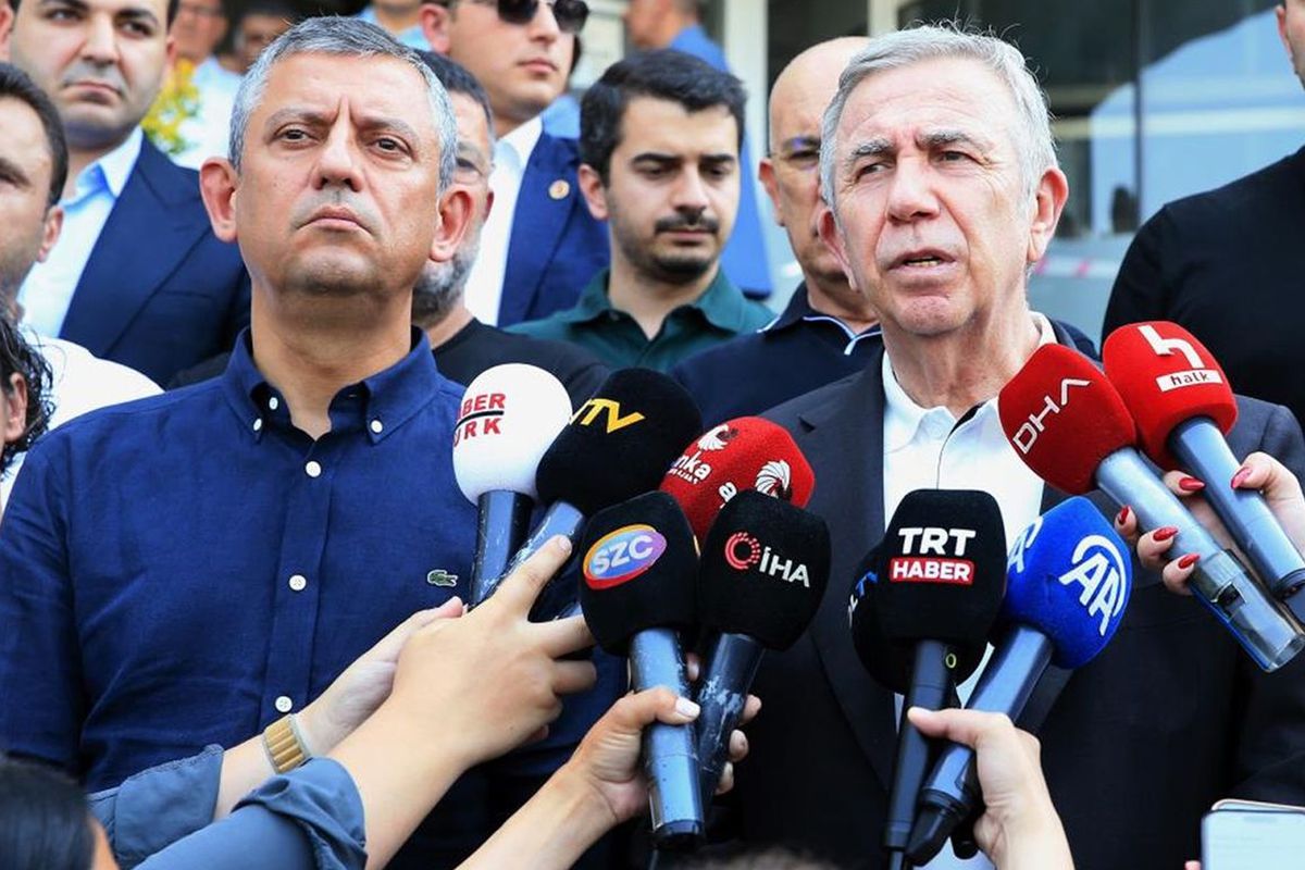 Özgür Özel'den Mansur Yavaş Hamlesi: Siyaset Gündemi Çalkalanıyor