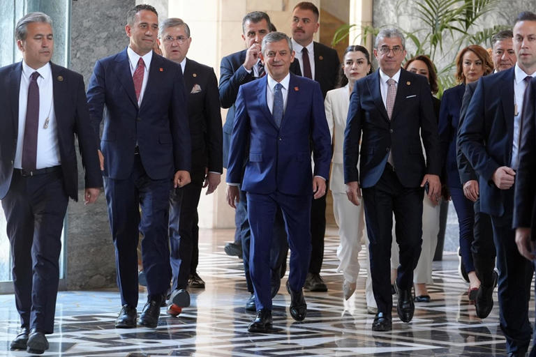 Özgür Özel ve Ekibi Yeni Parti'yi Kurdu: CHP'de Yeni Dönem