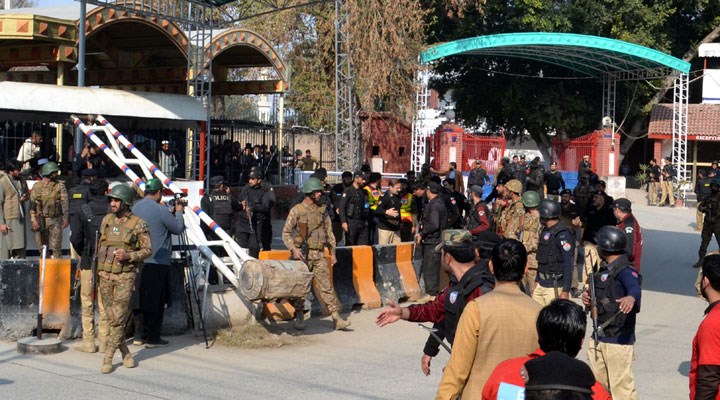 Pakistan'da Camiye İntihar Saldırısı: En Az 21 Can Kaybı