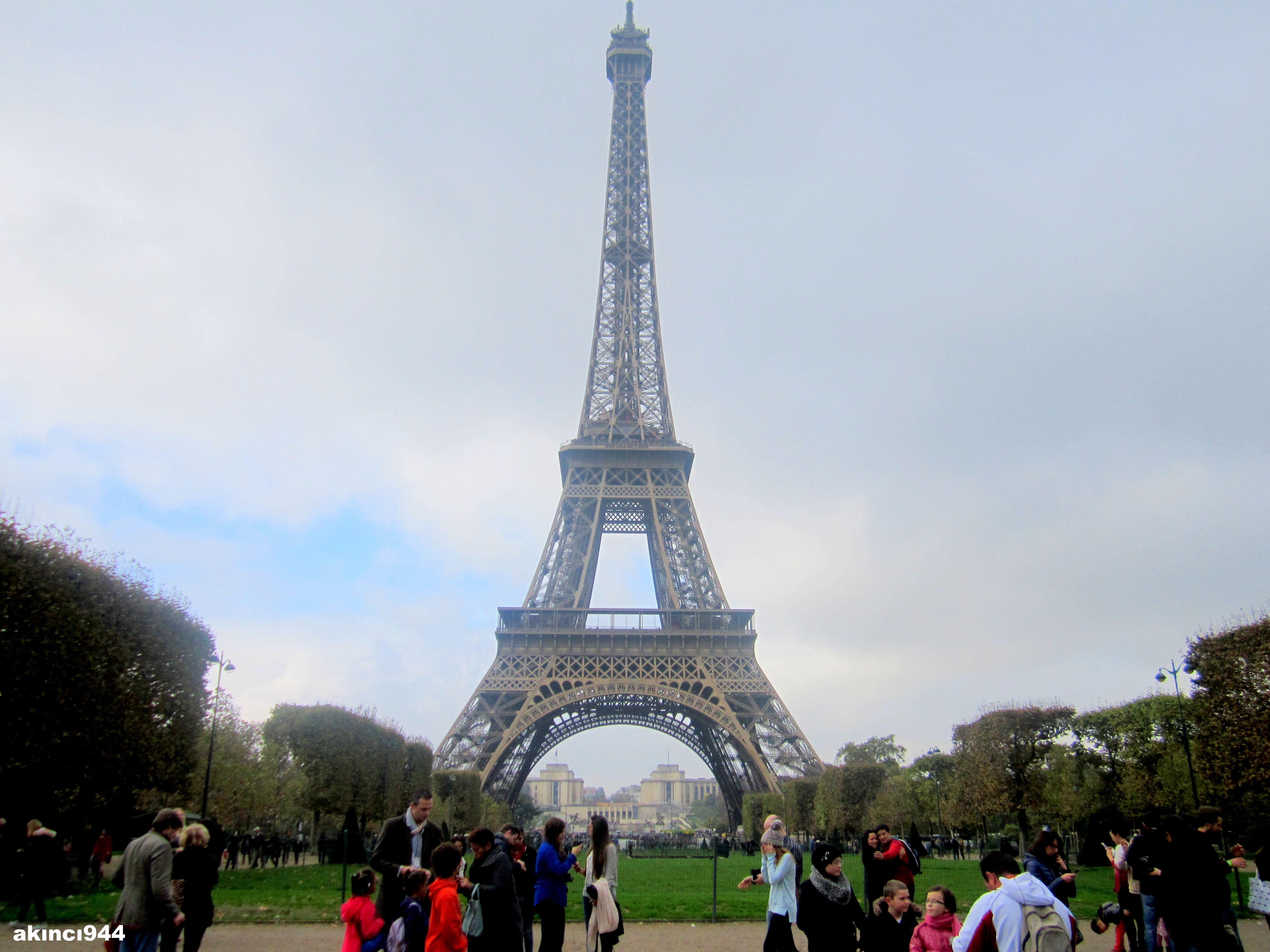 Paris'te Eyfel Kulesi Civarında Şok Eden Fare Görüntüleri: Türk Turist Şaşkın