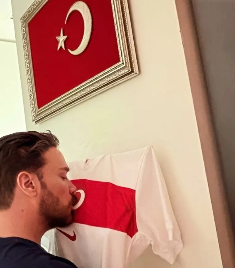 Sinan Akçıl'dan Sahnede Beklenmedik Kaza: Hulusi Akar Şaşkınlık Yaşadı