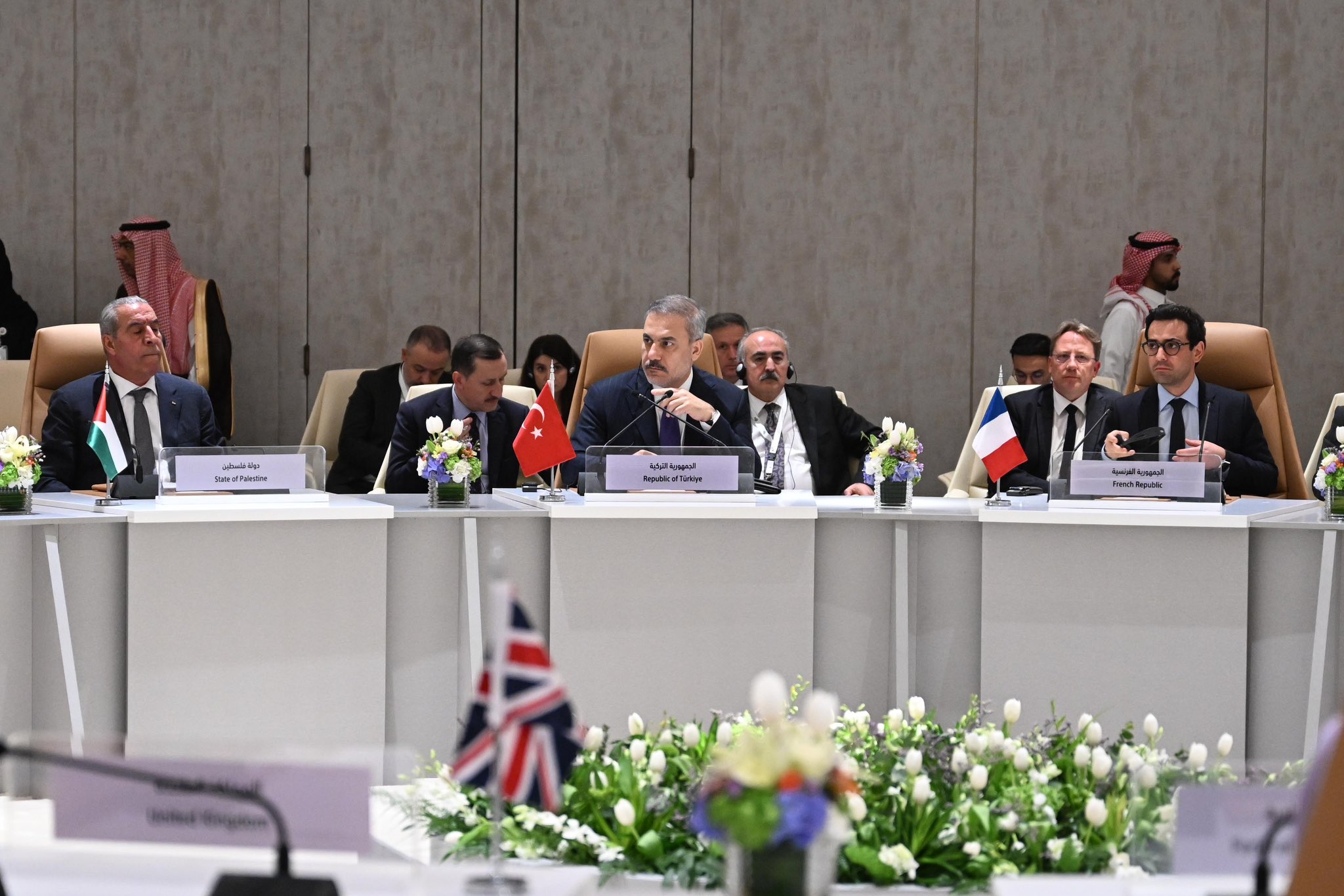 Suudi Arabistan ve İran Dışişleri Bakanları Bölgesel Gerilimi Görüştü