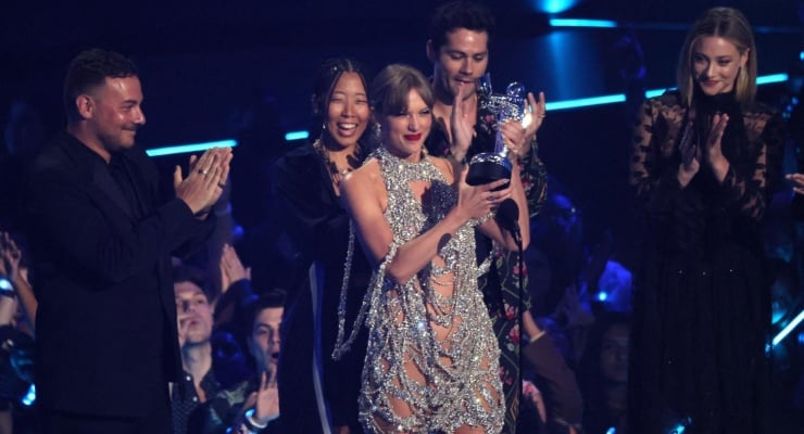 Taylor Swift 2026 MTV VMA'da Tarih Yazdı: İki Büyük Ödül Kazandı